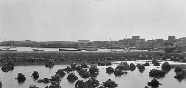 The beginnings of construction of the dhow jetty in 1954 – with permission from &lsquo;Photos of Qatar&rsquo;s Past&rsquo; on Facebook