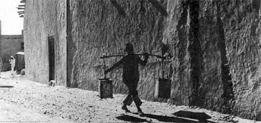 A water carrier in the suq in the 1950s – courtesy of Mohammad Naseer