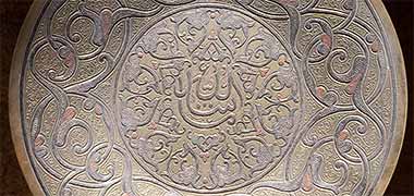 Decoration on an embossed and inlaid brass plate