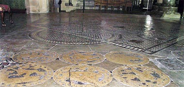 The Opus Alexandrinum work beside the tomb of St. Thomas &agrave; Becket in Canterbury Cathedral