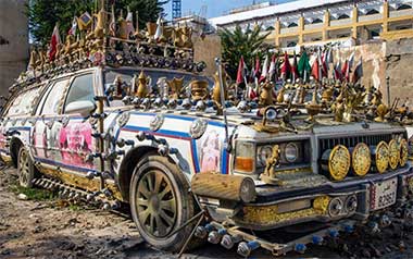 A car decorated in Qatari colours – permission requested from cariboudesneige on Instagram