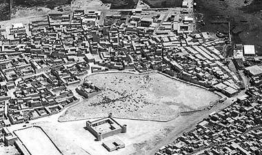 A detail of the above 1940s photograph