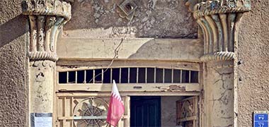 Decorated capitals to an entrance in Musheirib – with the permission of Cariboudesneiges on Instagram