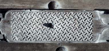 Detail of an &rsquo;enf with a plaited design