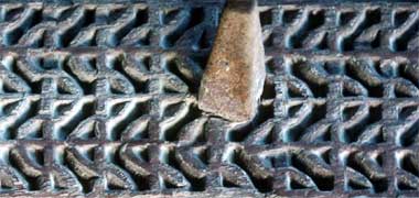 Detail of an &rsquo;enf with a plaited design running on the horizontal