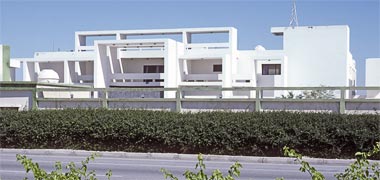 The use of horizontal and vertical shading elements on a villa
