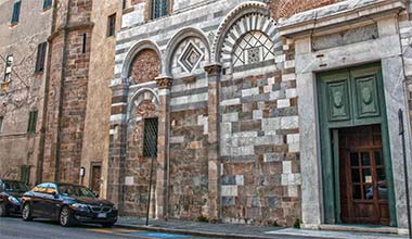 The setting of the tarsia decorative panel within a lunette on the wall of the church of San Nicola, Pisa – courtesy of Giovanni V. on Flickr