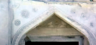 Detail of the arch above the east gate to the complex of Sheikh Abdullah bin Jassim at feriq al-Salata viewed from the south-west in the 1960s – image developed from a video with permission from glasney on YouTube