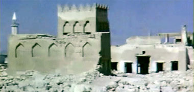 Detail of the arch above the east gate to the complex of Sheikh Abdullah bin Jassim at feriq al-Salata viewed from the south-west in the 1960s – image developed from a video with permission from glasney on YouTube