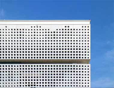 The facade of the Qatar Headquarters building – with permission from wikiarquitectura