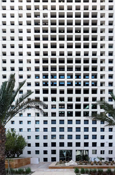 The facade of the Qatar Headquarters building – with permission from wikiarquitectura
