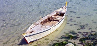 A shahuf moored off the beach at al-Bida