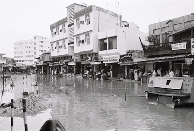 The centre of the suq at Doha inundated by floodwater in the 1980s – with permission from ?salat? on Flickr