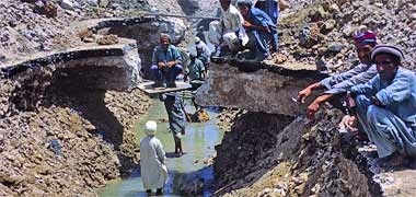 Construction workers laying pipes north of the suq in 1973